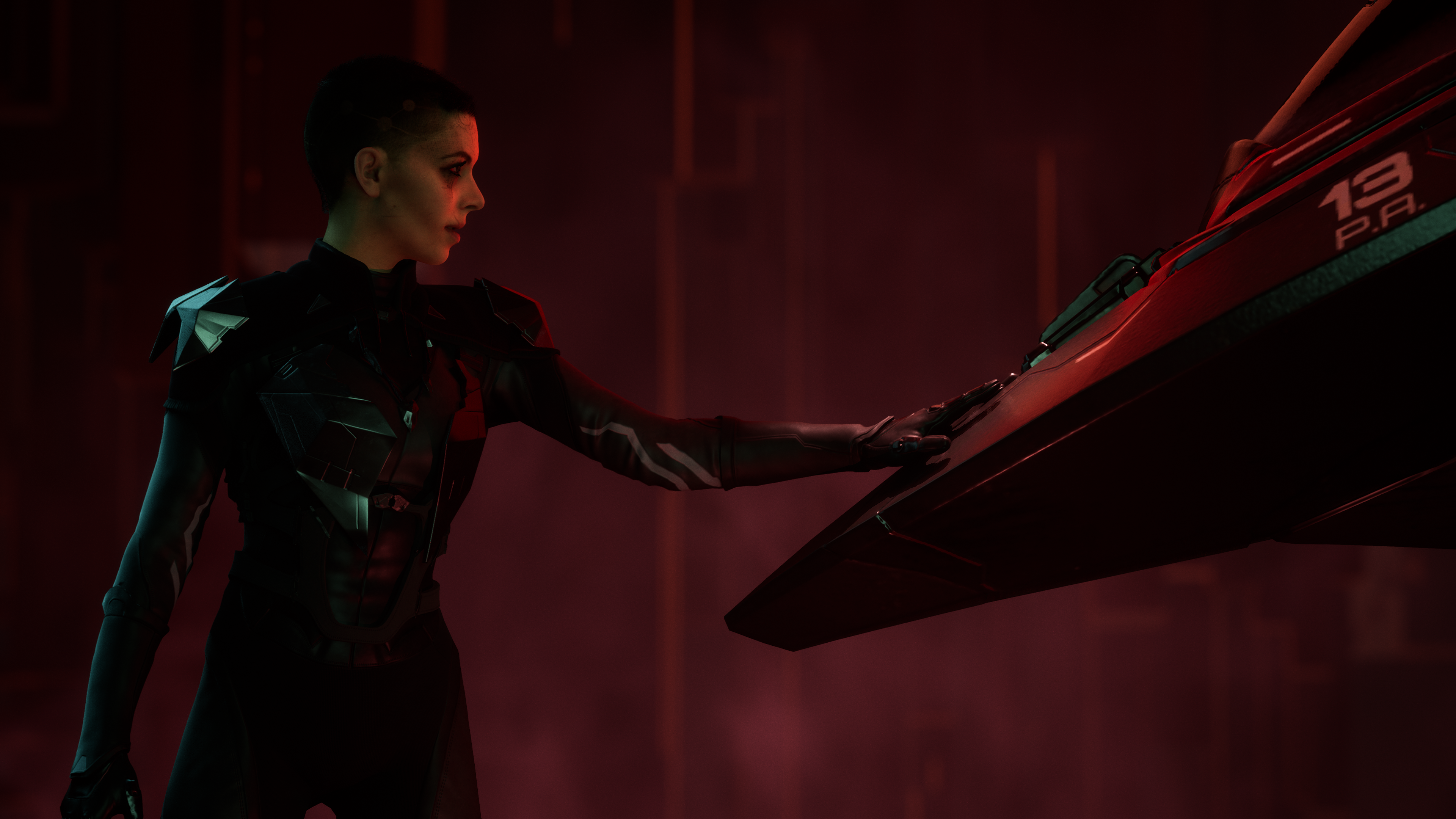Une femme dans un cadre de science-fiction touche un avion futuriste avec des lumières rouges et violettes.