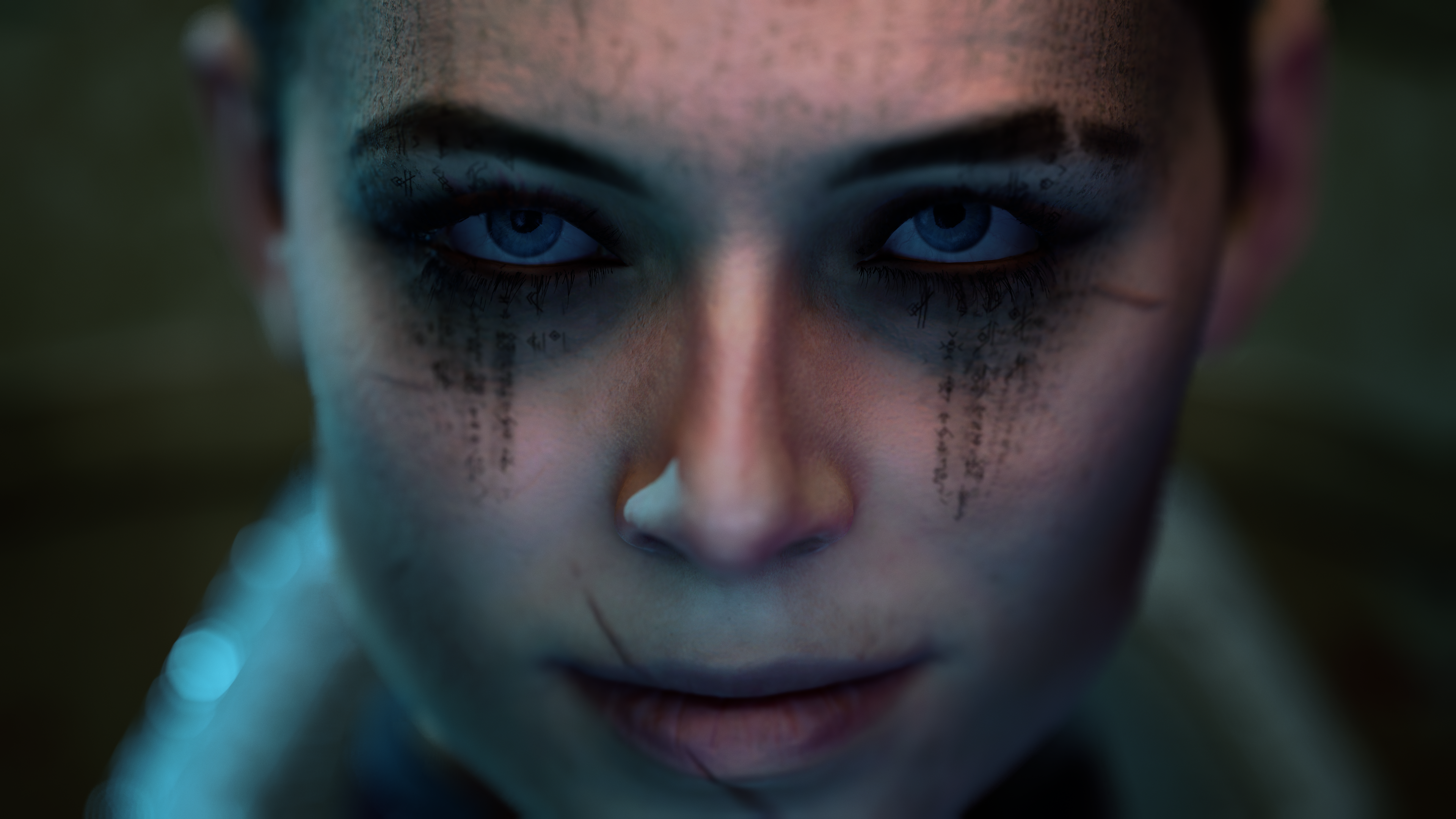 Gros plan sur le visage d'une femme avec maquillage détaillé et yeux bleus.