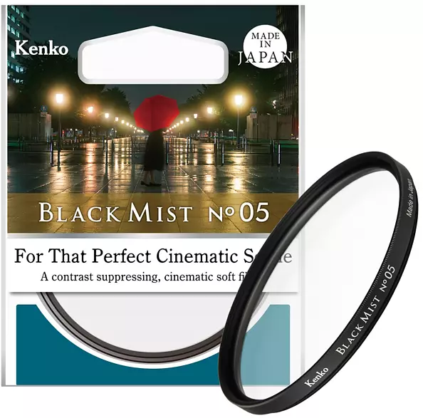 Kenko Black Mist Nr.05 Filter mit einer nächtlichen Stadtszene, roter Regenschirm.
