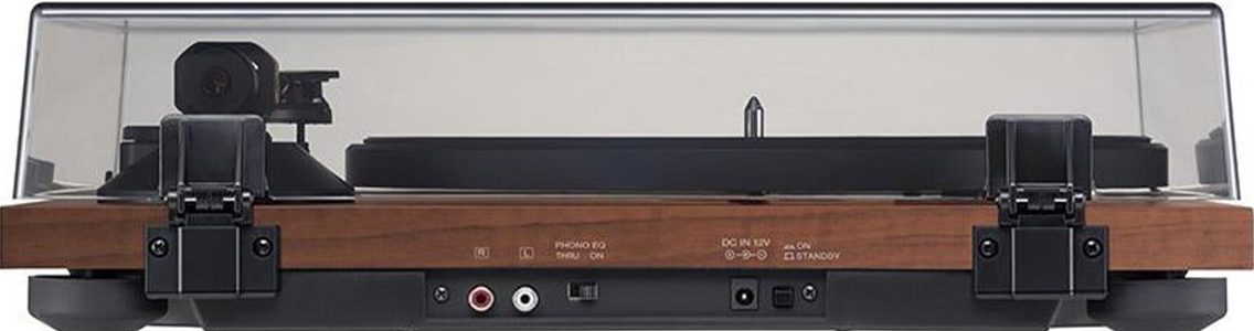 Une platine vinyle avec une base en bois, des composants noirs et un couvercle transparent. Il y a des entrées et commandes.