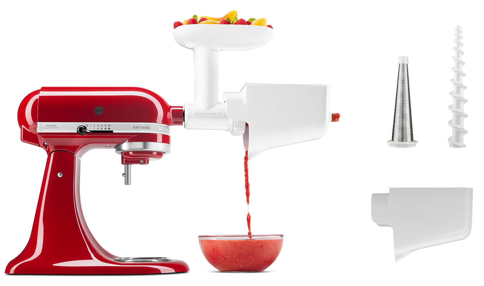 Egy piros KitchenAid állványos mixer fehér gyümölcsfacsaró tartozékkal, levet öntve egy tálba.