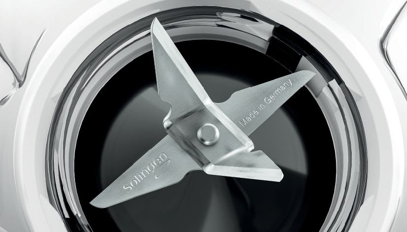A turmixgép pengéjének közelképe a "Solingen" és a "Made in Germany" felirattal.