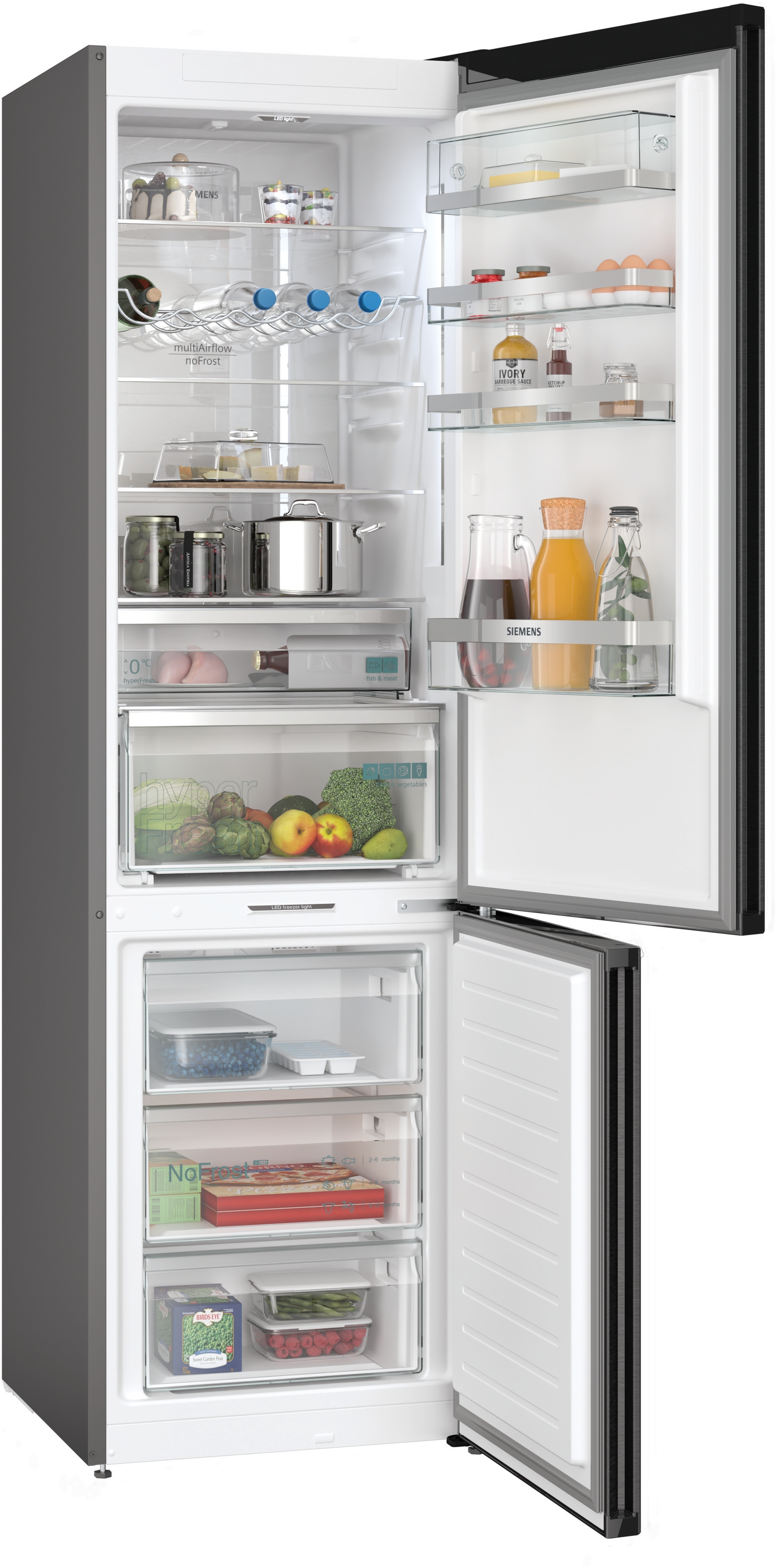 Ein offener Kühlschrank mit Regalen voller Lebensmittel und Gefrierschubladen.