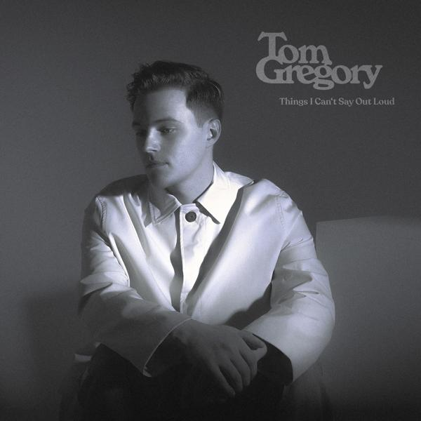 Albumcover: Tom Gregory. Ein Mann in einem weißen Mantel in Graustufen.