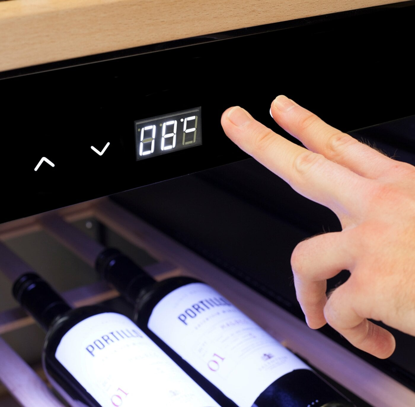 Eine Hand hält ein Telefon mit App-Symbolen, ein Roboter-Staubsauger und Funktionssymbole.