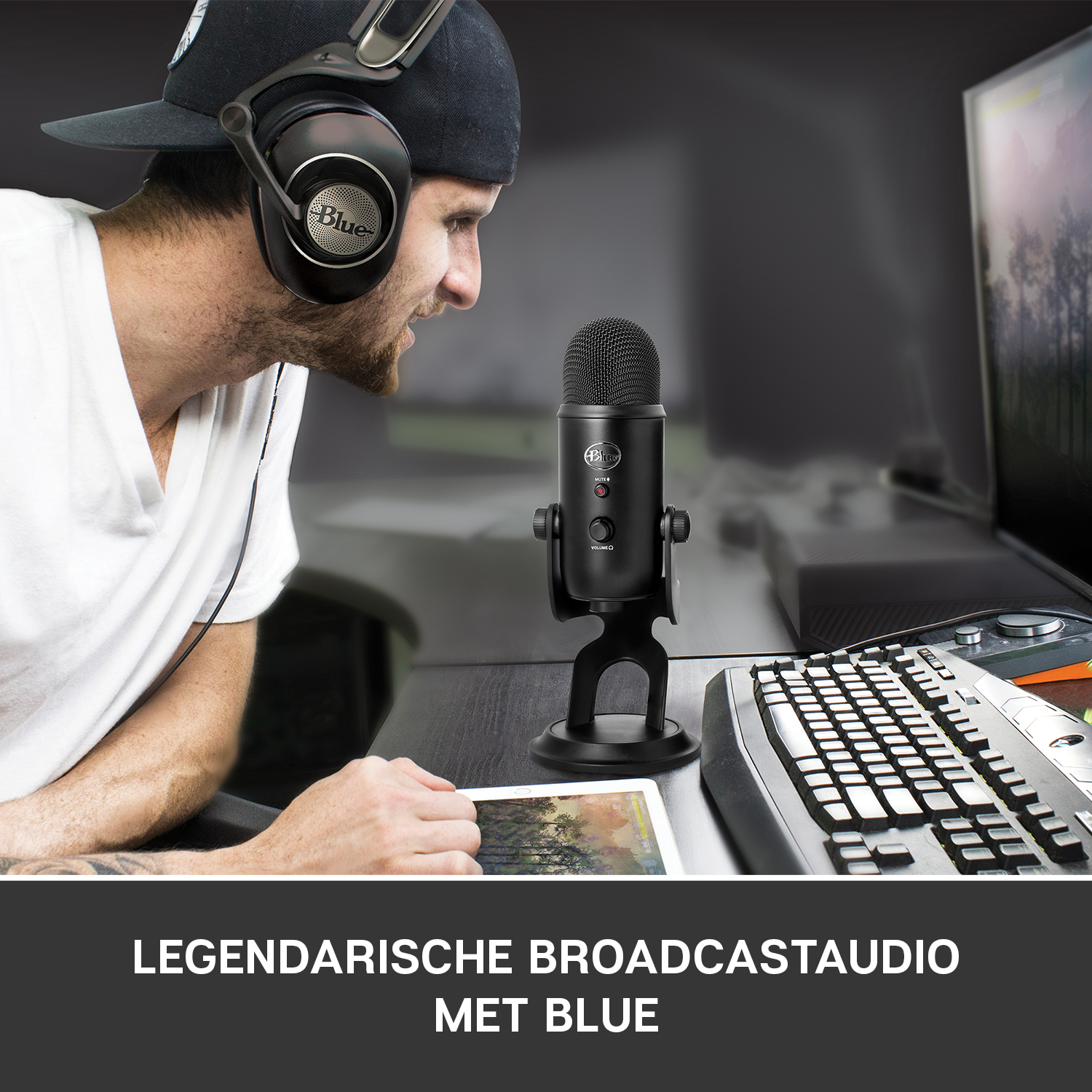 Man with headphones and microphone. Text below says: LEGENDARISCHE BROADCASTAUDIO MET BLUE.