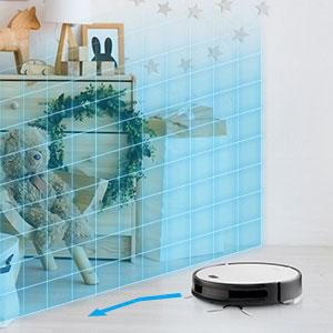 Ein Roboter-Staubsauger steht auf dem Boden. Es zeigt einen blauen Pfad, und ein Schrank ist im Hintergrund.