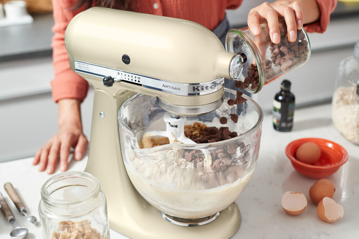 KITCHEN AID 5KSM125EFL Küchenmaschine mit kippbarem Motorkopf Artisan Fresh Linen Küchenmaschine mit kippbarem Motorkopf Fresh Linen (Rührschüsselkapazität: 4,8 l, 300 Watt)