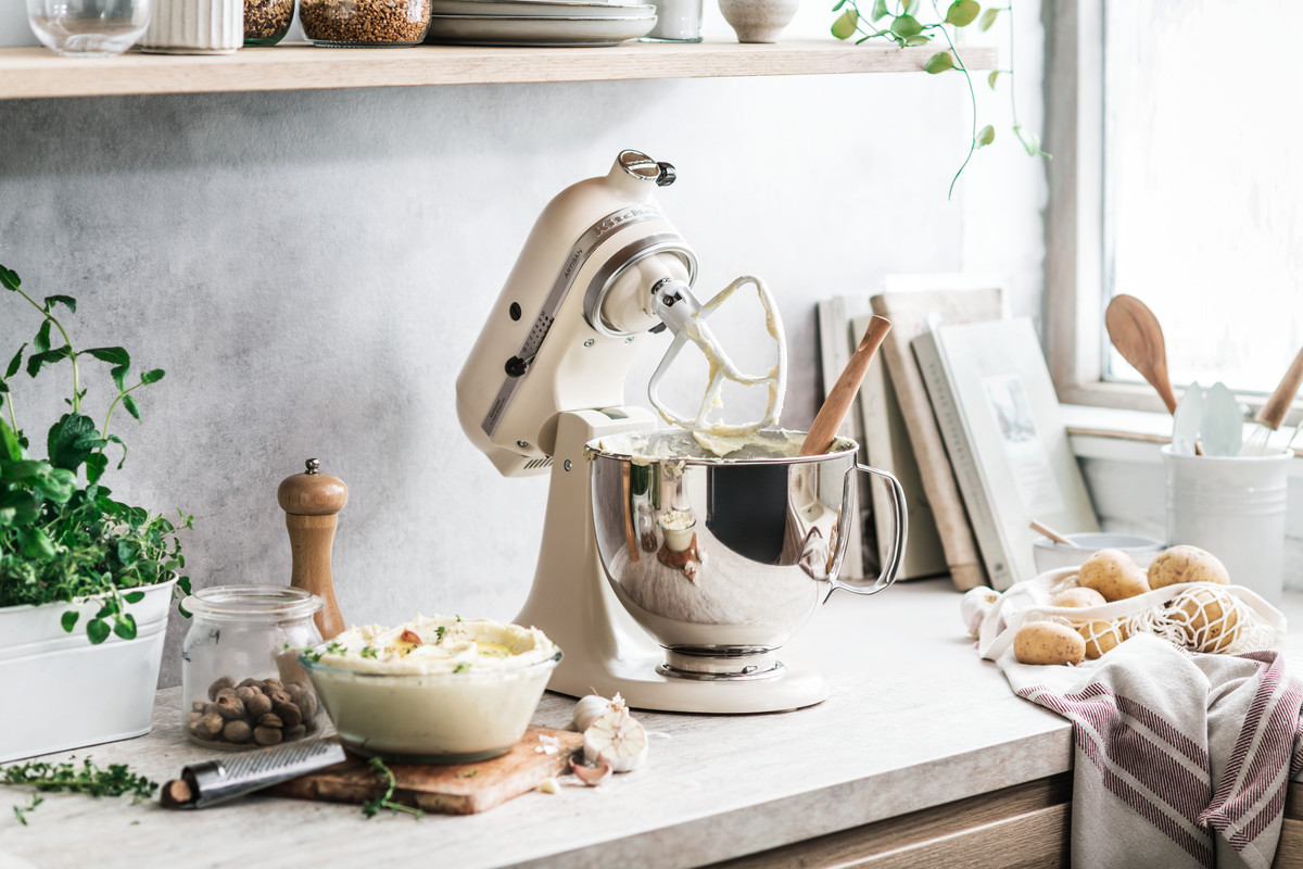 KITCHEN AID 5KSM125EFL Küchenmaschine mit kippbarem Motorkopf Artisan Fresh Linen Küchenmaschine mit kippbarem Motorkopf Fresh Linen (Rührschüsselkapazität: 4,8 l, 300 Watt)
