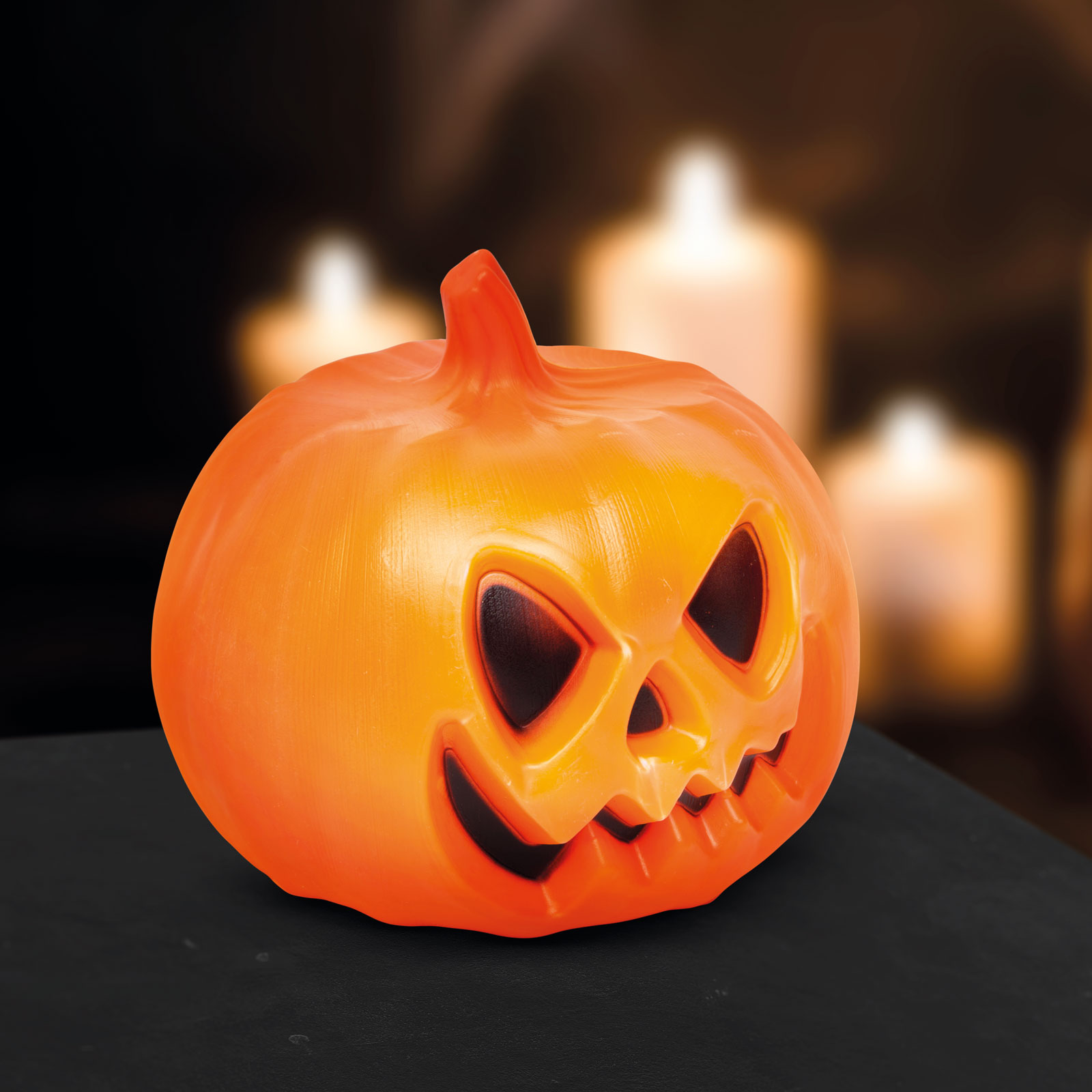 Halloween tök dekoráció narancssárga színnel és ijesztő arccal.