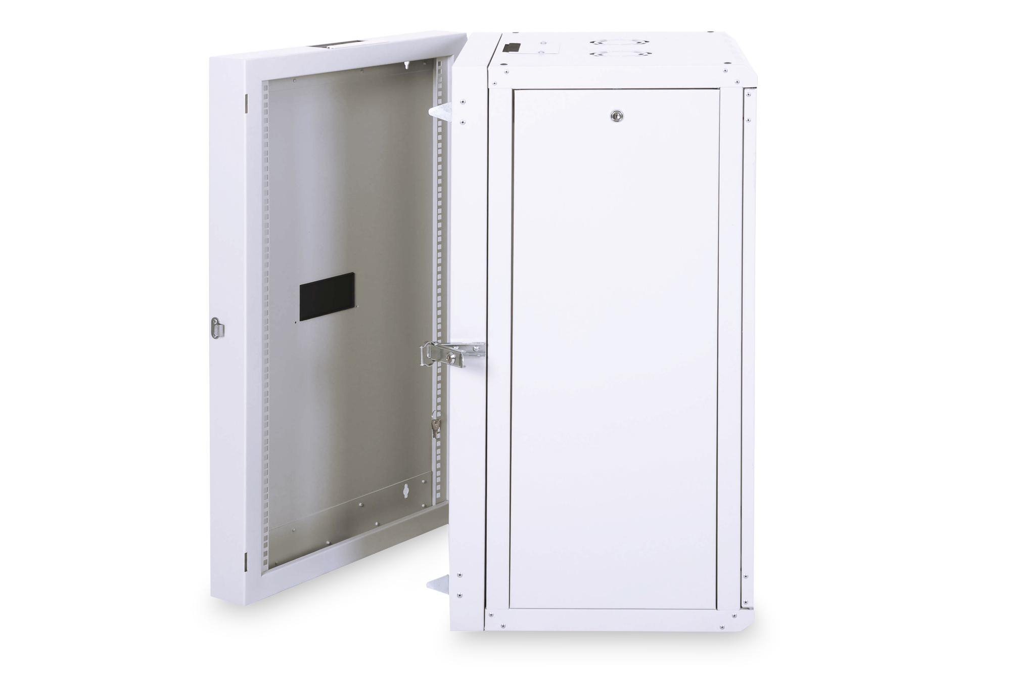 Ein weißer Rack-Schrank, eine Tür geöffnet, das Innere enthüllt.