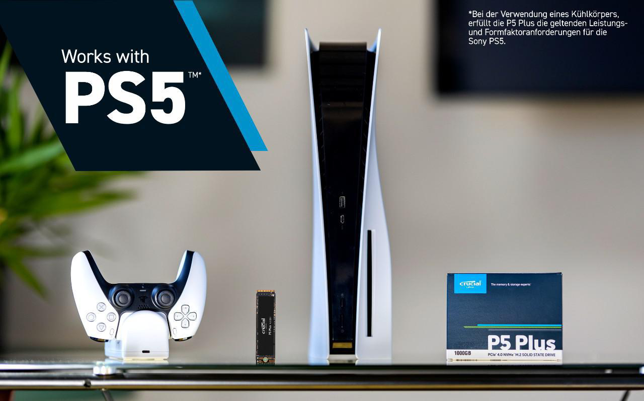 PS5-Konsole, Controller, SSD und Box auf einem Tisch. Text: Funktioniert mit PS5.