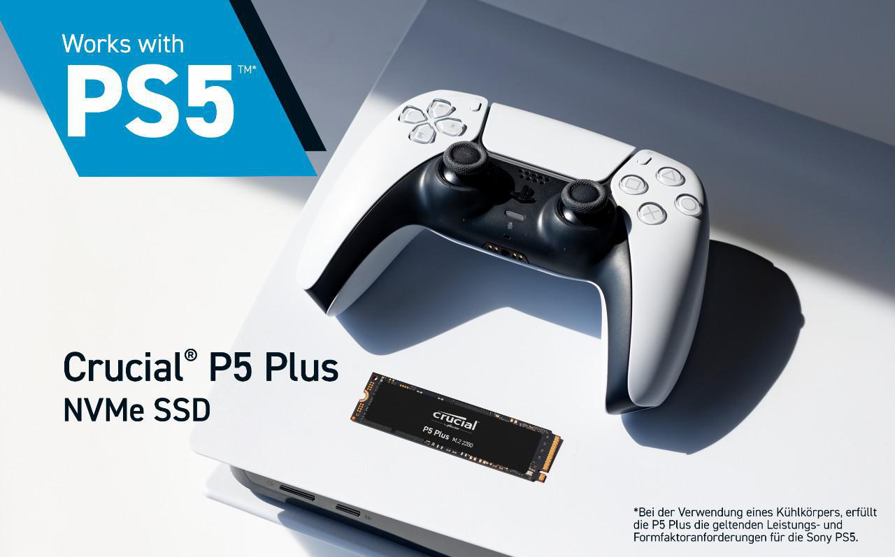Ein weißer Playstation 5-Controller und eine Crucial P5 Plus NVMe SSD auf einer weißen Oberfläche.