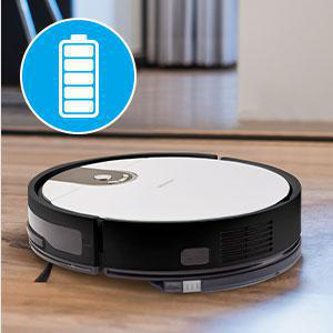 Ein weiß-schwarzer Roboter-Staubsauger mit einem Batteriesymbol in der oberen linken Ecke.