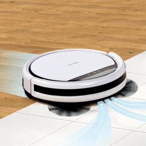 Ein weiß-schwarzer Roboter-Staubsauger auf einem Fliesenboden.