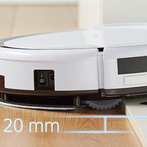 Ein Roboter-Staubsauger auf einem Holzboden, der seine Seite und Räder zeigt.