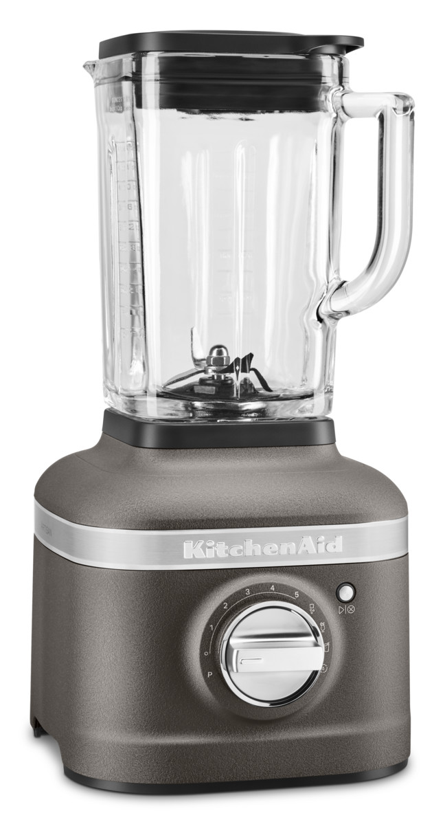 Ein grauer KitchenAid-Mixer mit einem Glaskrug. Ein Drehregler und das Logo sind sichtbar.