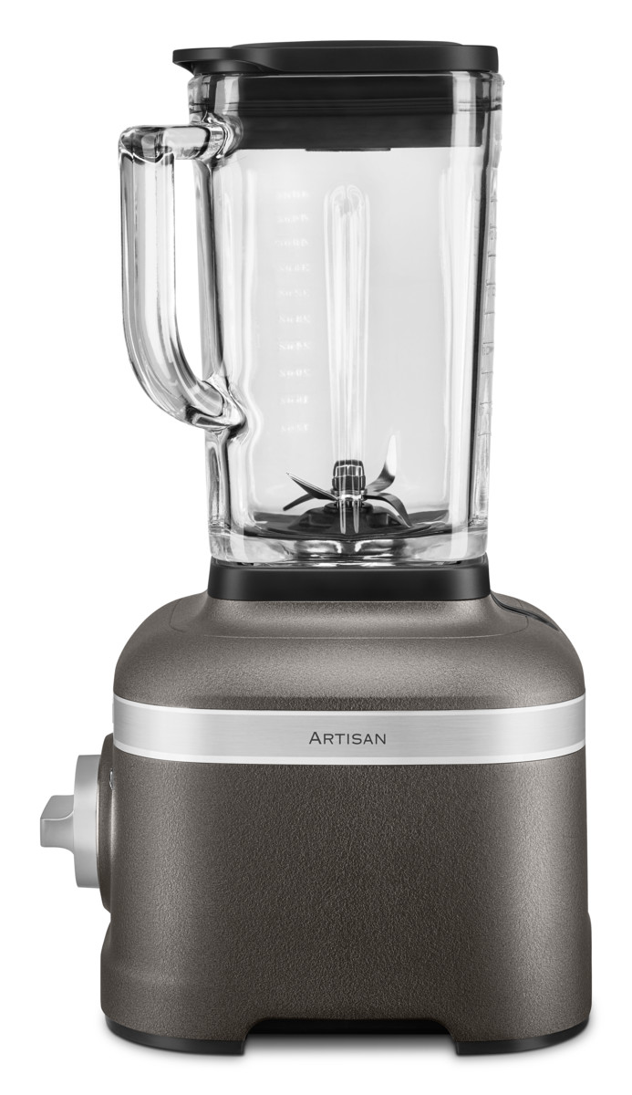 KitchenAid-Mixer. Die Basis ist grau, der Behälter ist aus Glas, mit einem Griff. Weißer Hintergrund.
