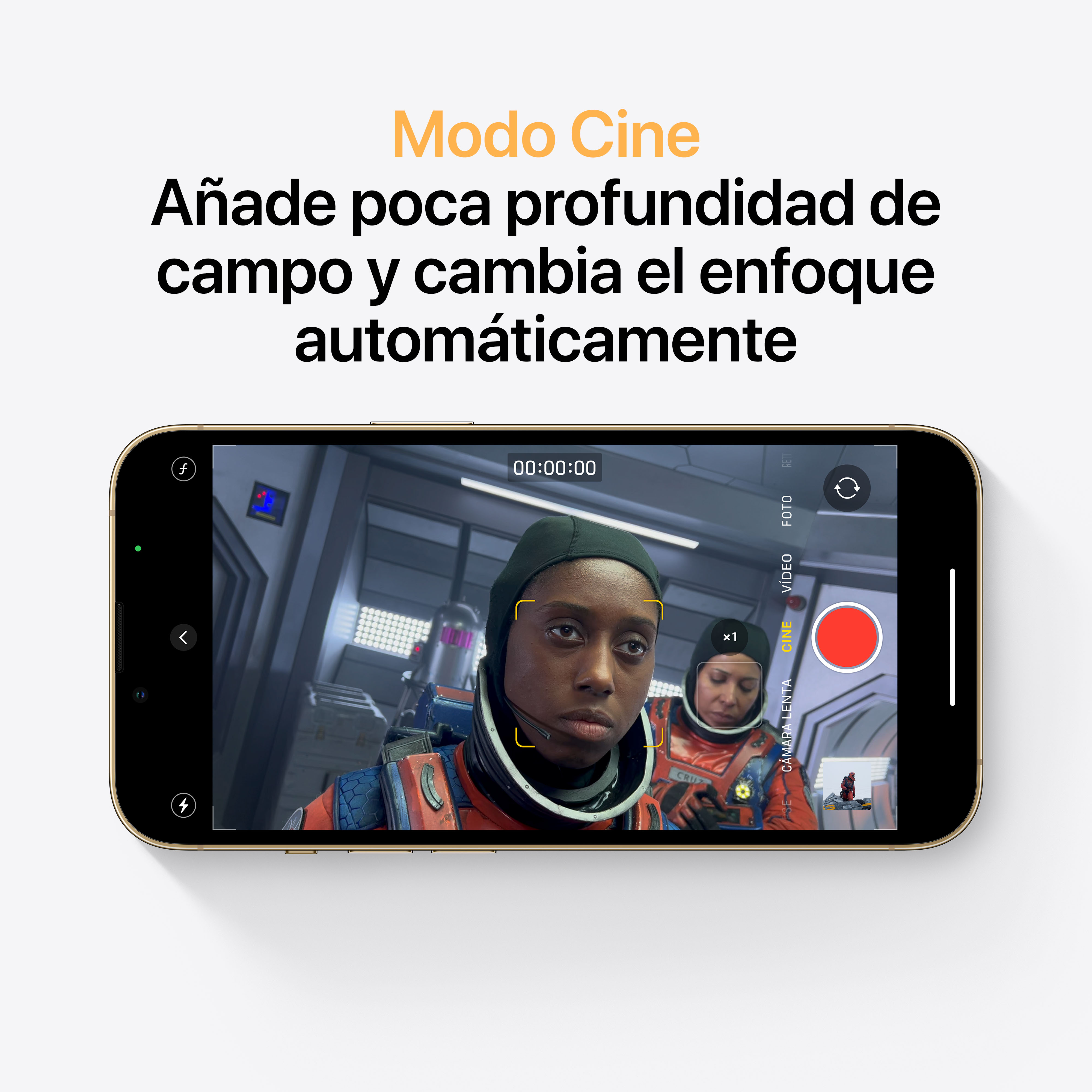 Pantalla de iPhone mostrando astronautas en una estación espacial, con texto sobre el modo cine.