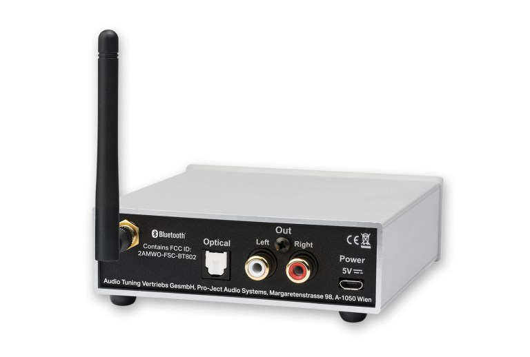 Ein silbernes Audiogerät mit Antenne. Es hat Eingänge für optisch, links und rechts. Hat einen USB-Anschluss.