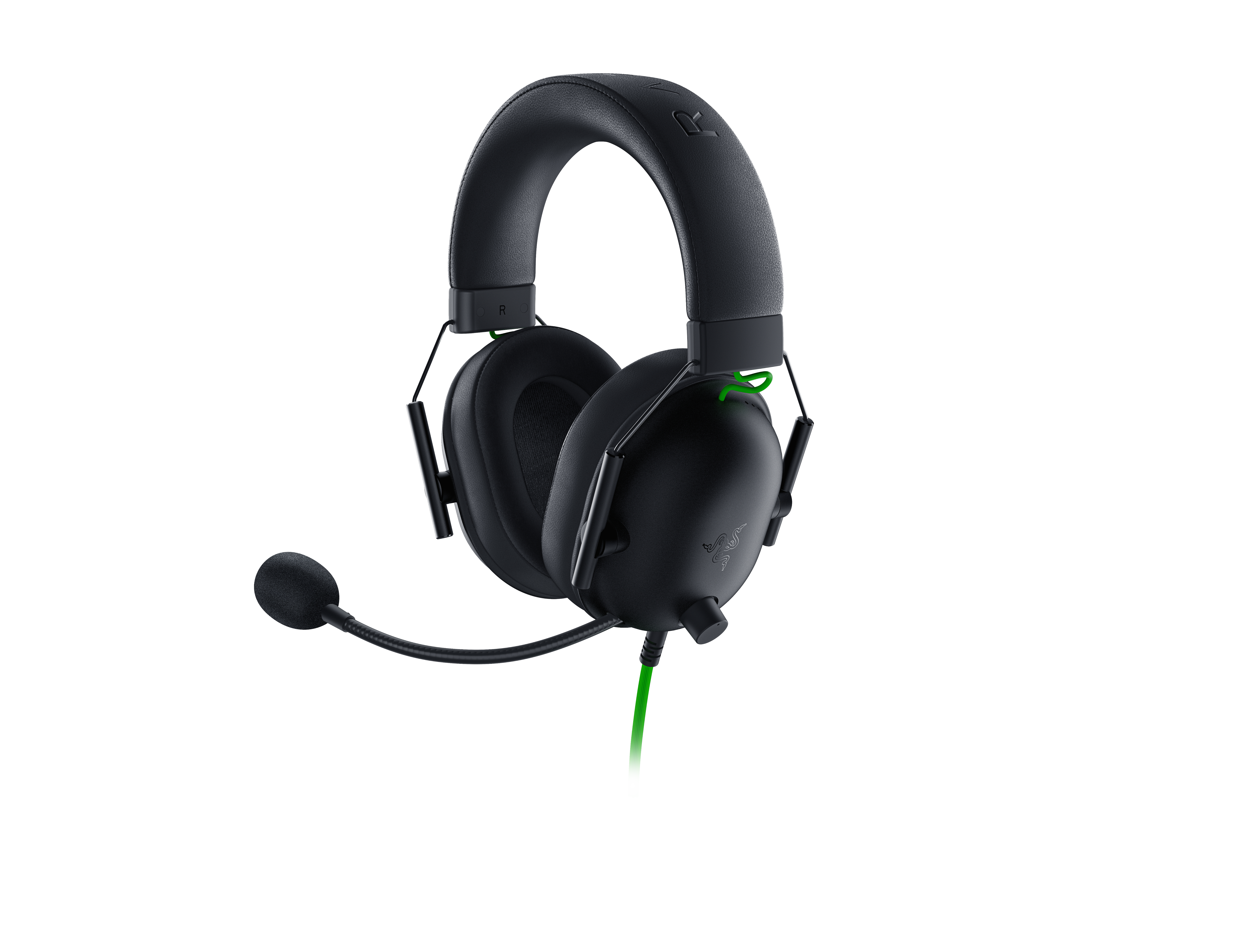 Zwarte Razer gaming headset met microfoon en groene kabel, tegen een zwarte achtergrond.