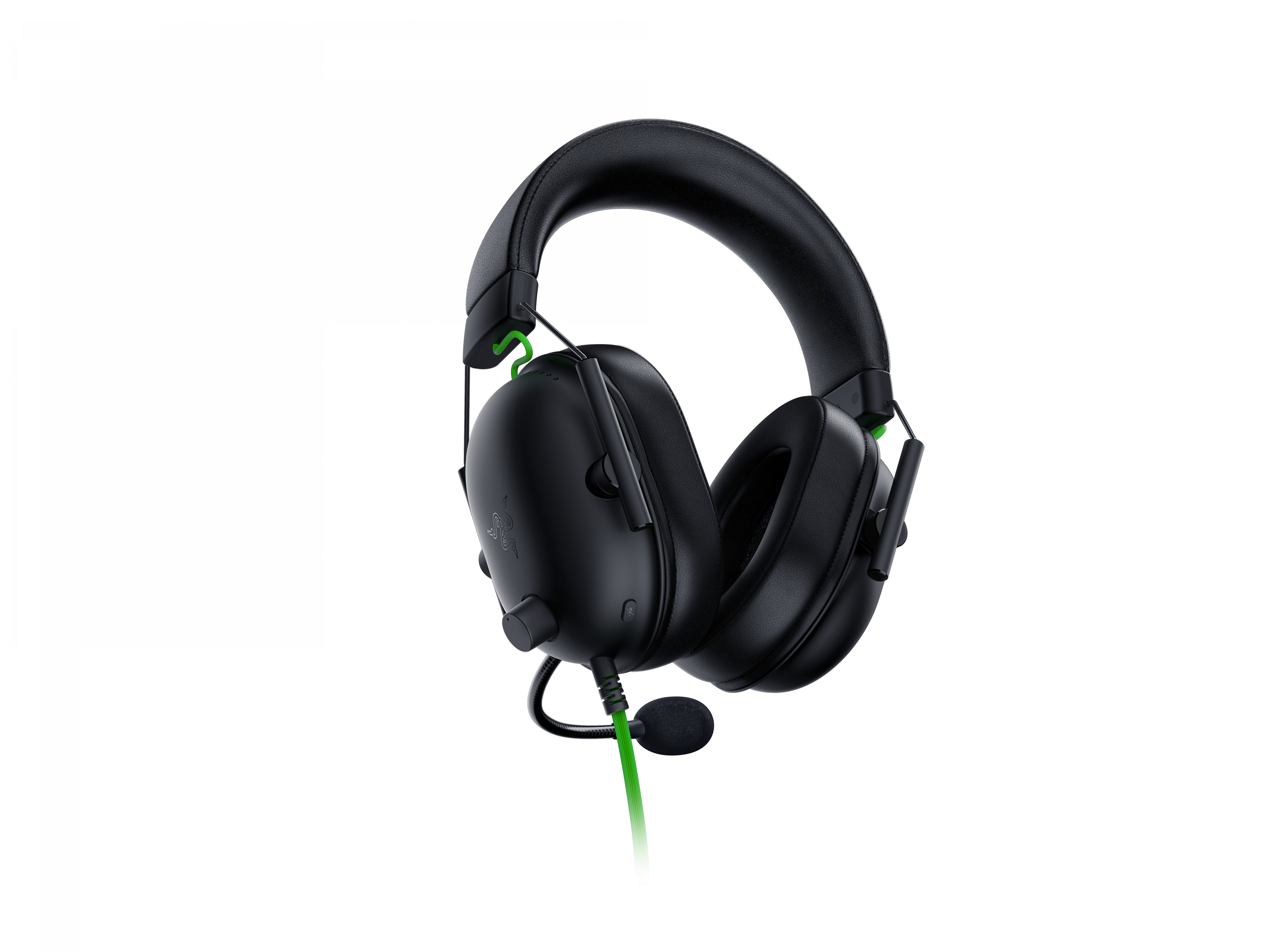 Zwarte Razer gaming headphones met een groene kabel, geïsoleerd op een witte achtergrond.