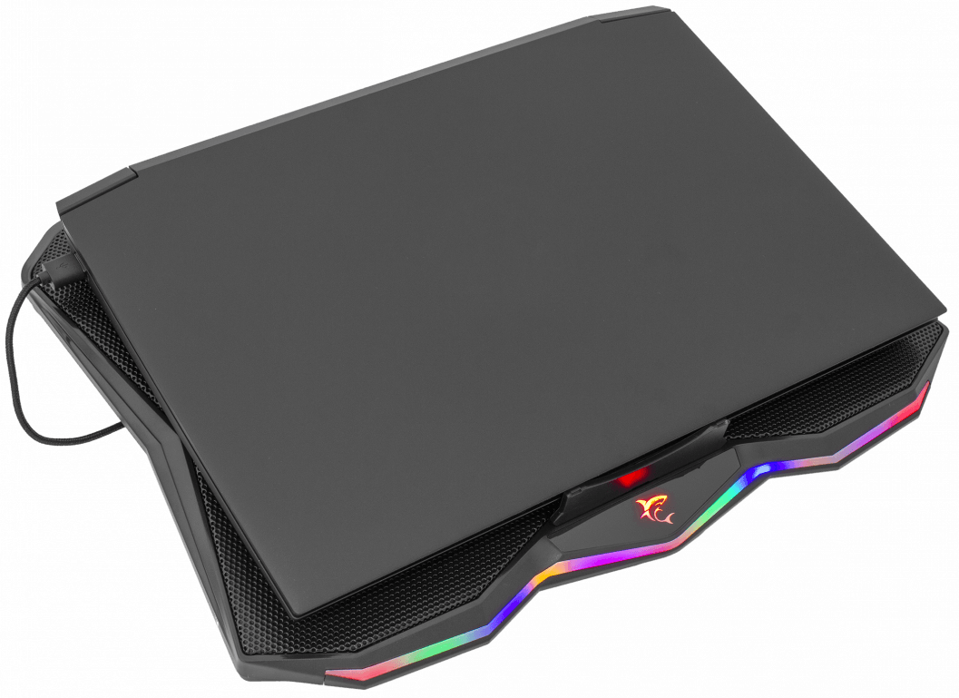 Fekete laptop hűtő laptopmal a tetején. RGB lámpái vannak a szélein.
