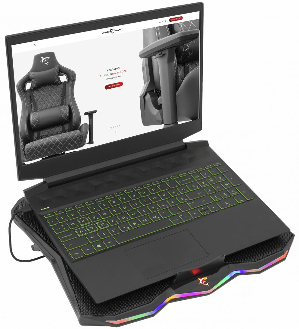 Egy laptop egy hűtőpárnán egy gamer szék weboldalát mutatja. A billentyűzet zölden világít.