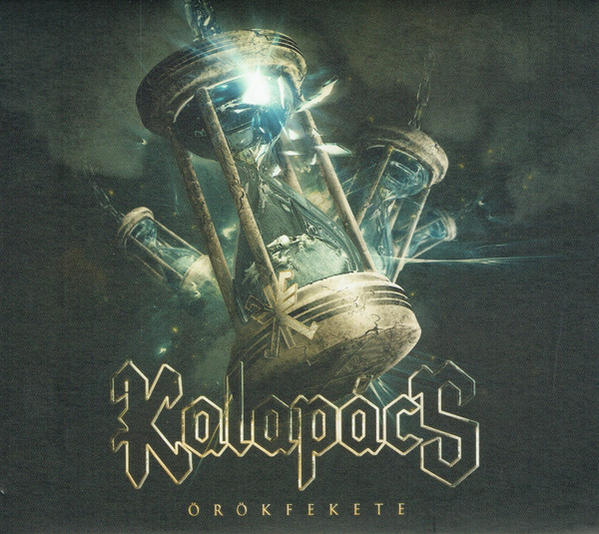 Album borító arany "Kalapács Örökfekete" felirattal és egy kristály homokóra fantasy art képpel.