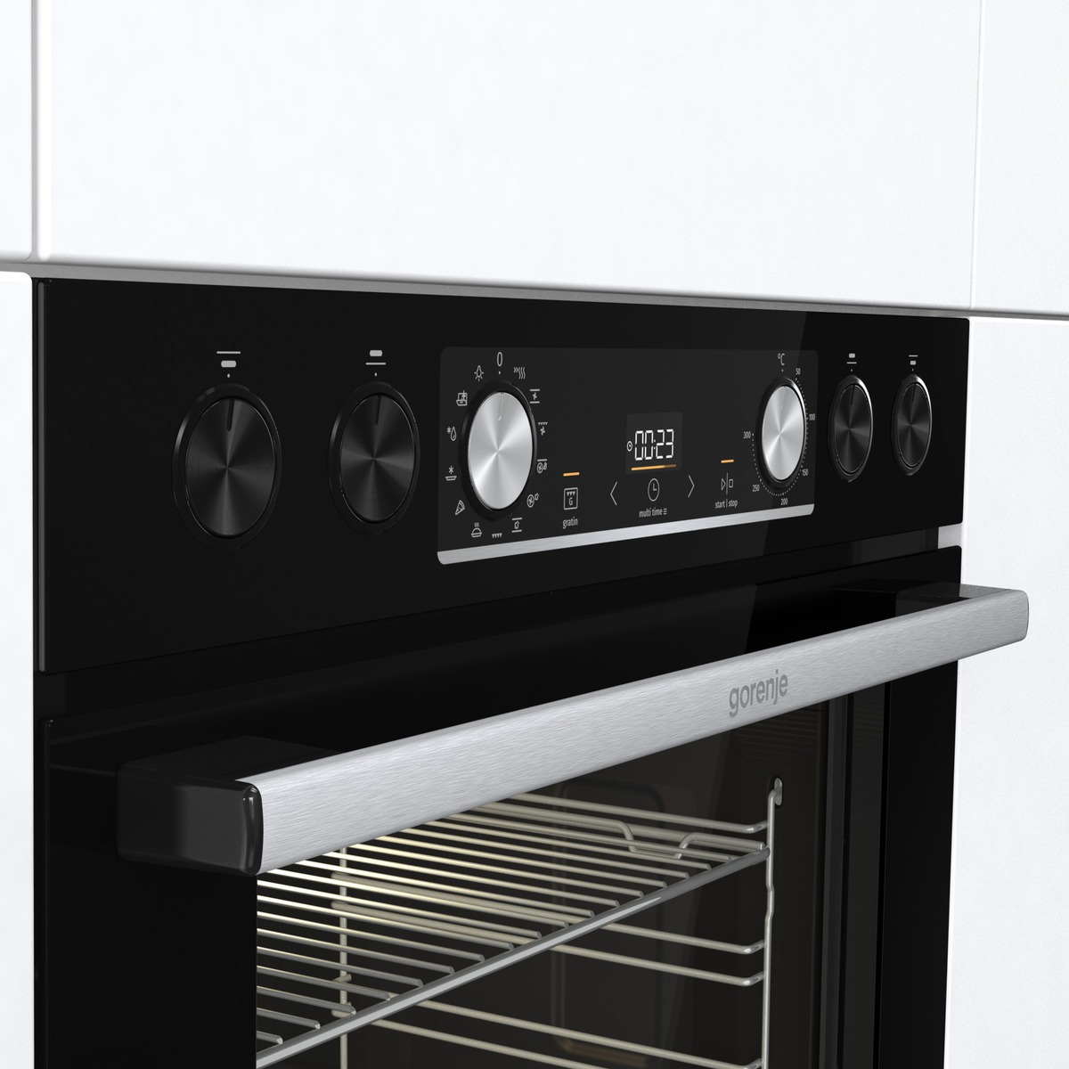 Schwarzes Backofen-Bedienfeld mit Knöpfen und Display, weiße Küche.