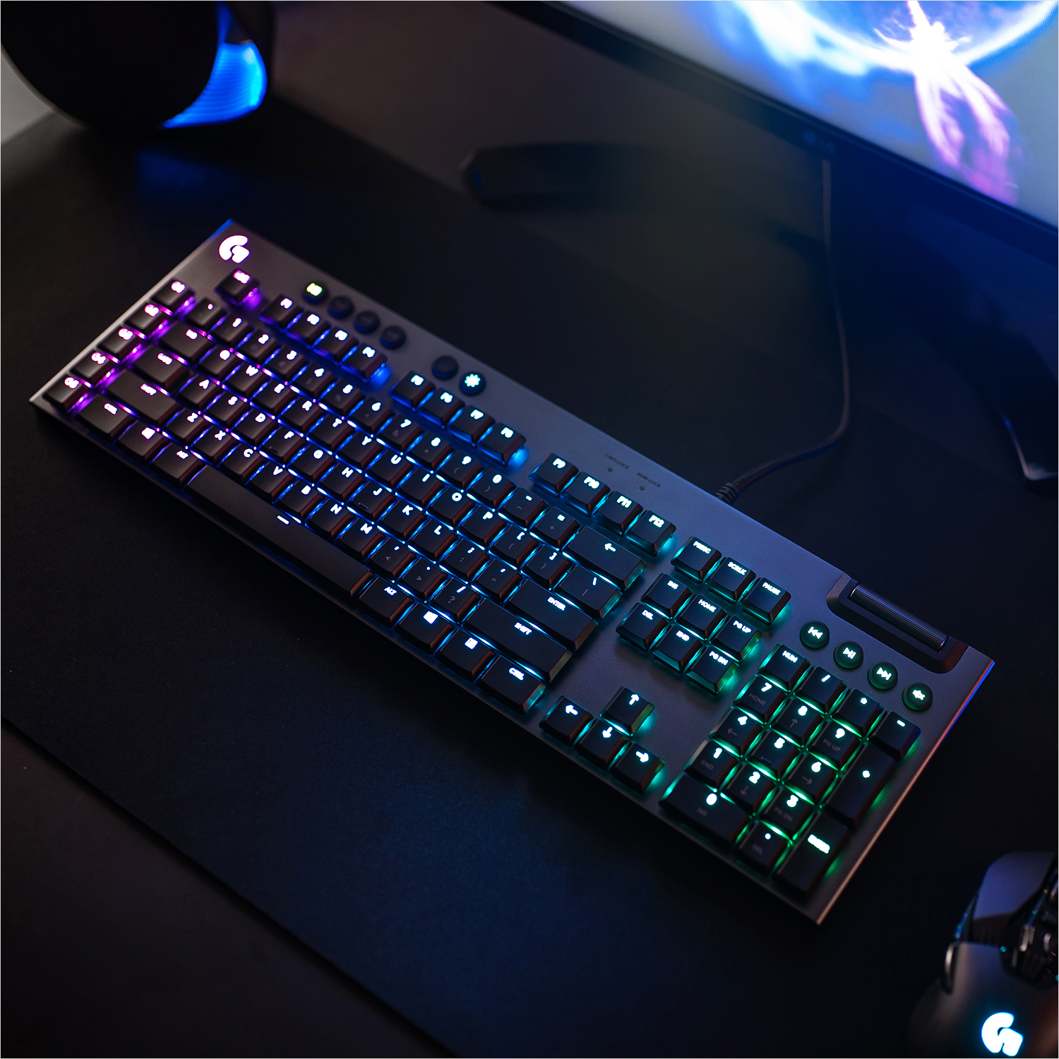 Eine hintergrundbeleuchtete Tastatur mit schwarzer Oberfläche, die verschiedene farbige Lichteffekte zeigt.