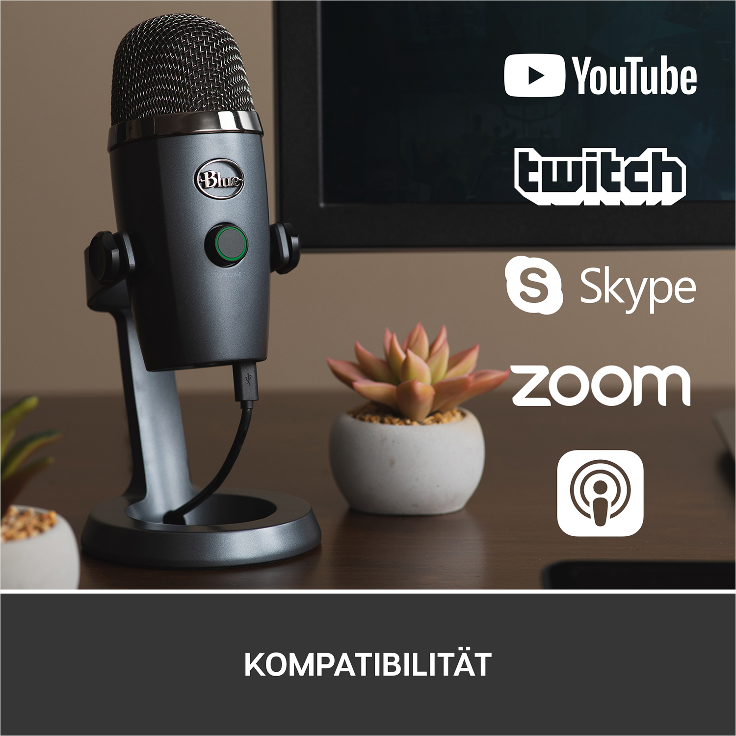 Ein Blue Yeti Mikrofon mit Logos von YouTube, Twitch, Skype, Zoom und Podcast.