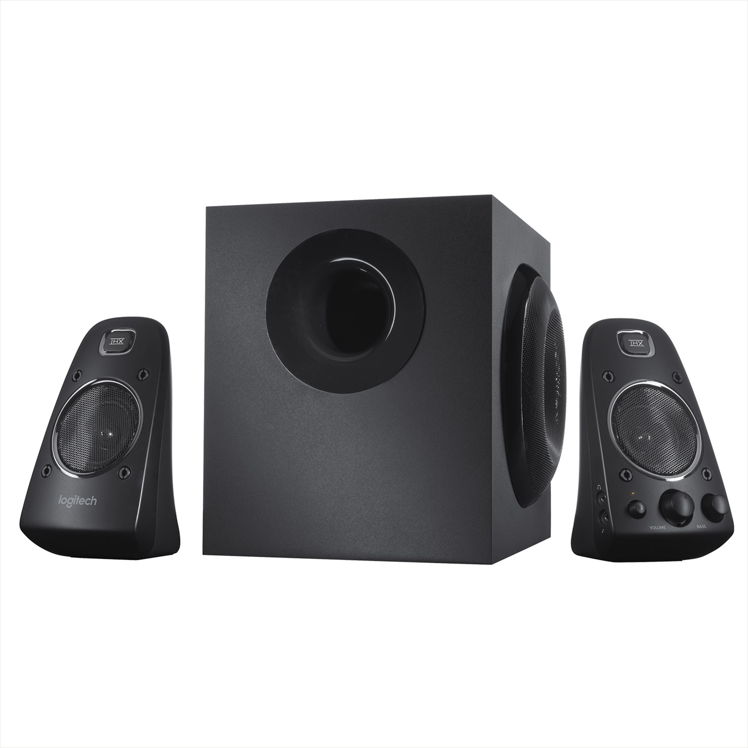 Schwarzes Logitech-Lautsprechersystem mit Subwoofer und zwei Satellitenlautsprechern. Weißer Hintergrund.