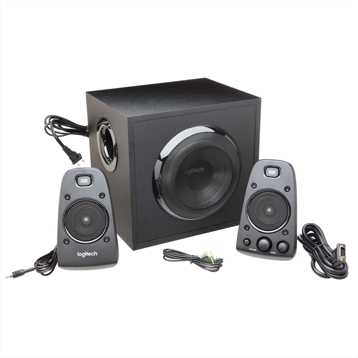 Ein schwarzes Lautsprechersystem mit Subwoofer und zwei Satellitenlautsprechern auf weißem Grund.