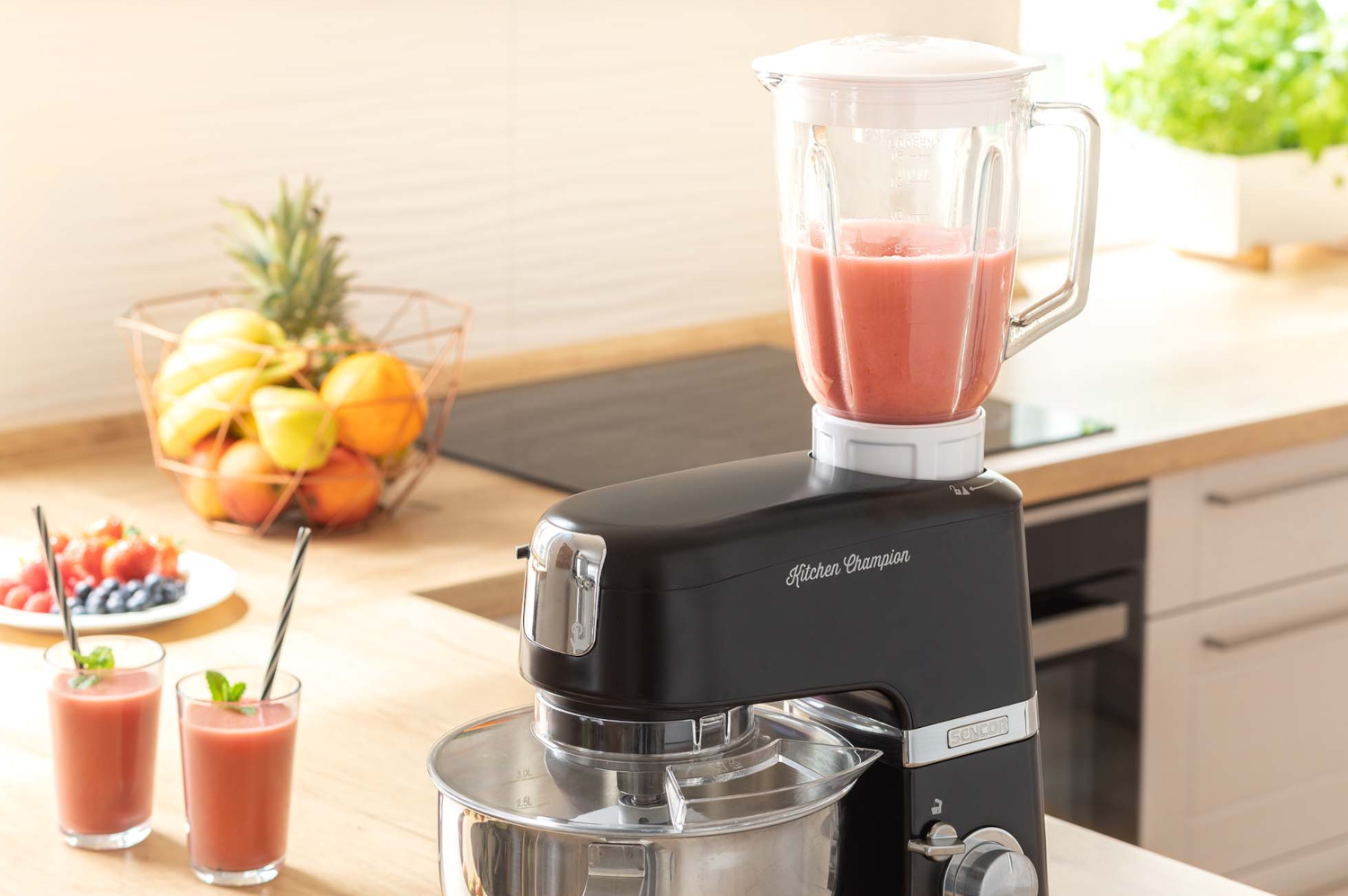 Egy konyha egy turmixgéppel, amely smoothie-t készít, gyümölcsökkel és smoothie-s poharakkal.