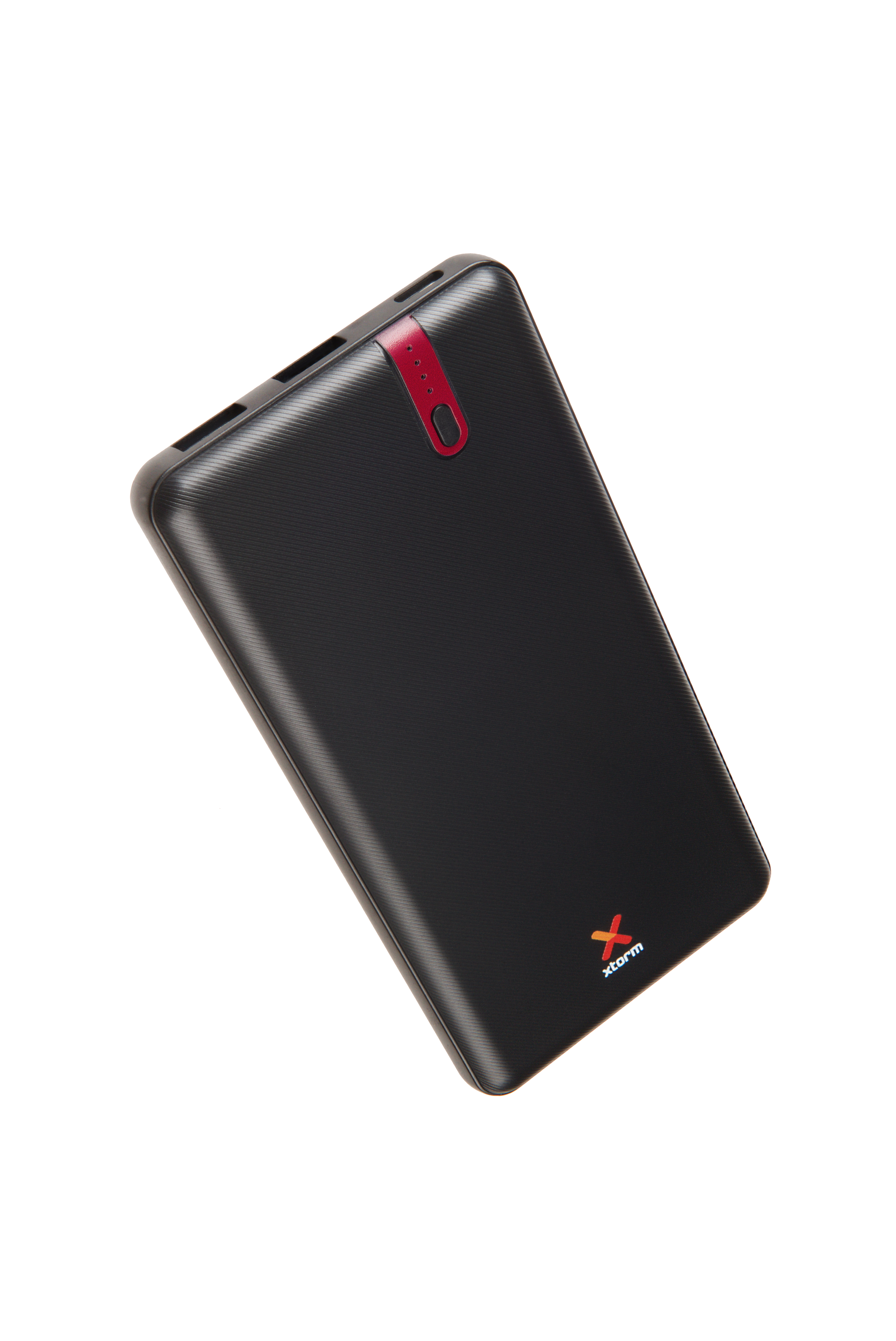 Eine schwarze Powerbank mit rotem Akzent und dem Xtorm-Logo.