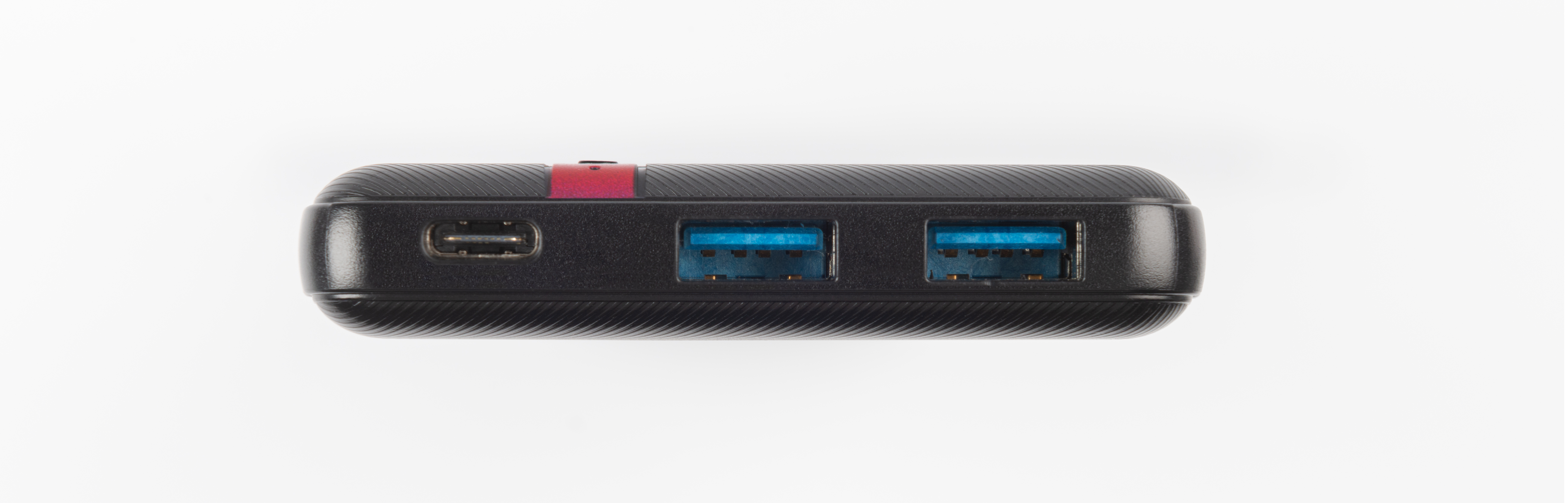 Schwarze Powerbank mit USB- und USB-C-Anschlüssen auf weißem Hintergrund.