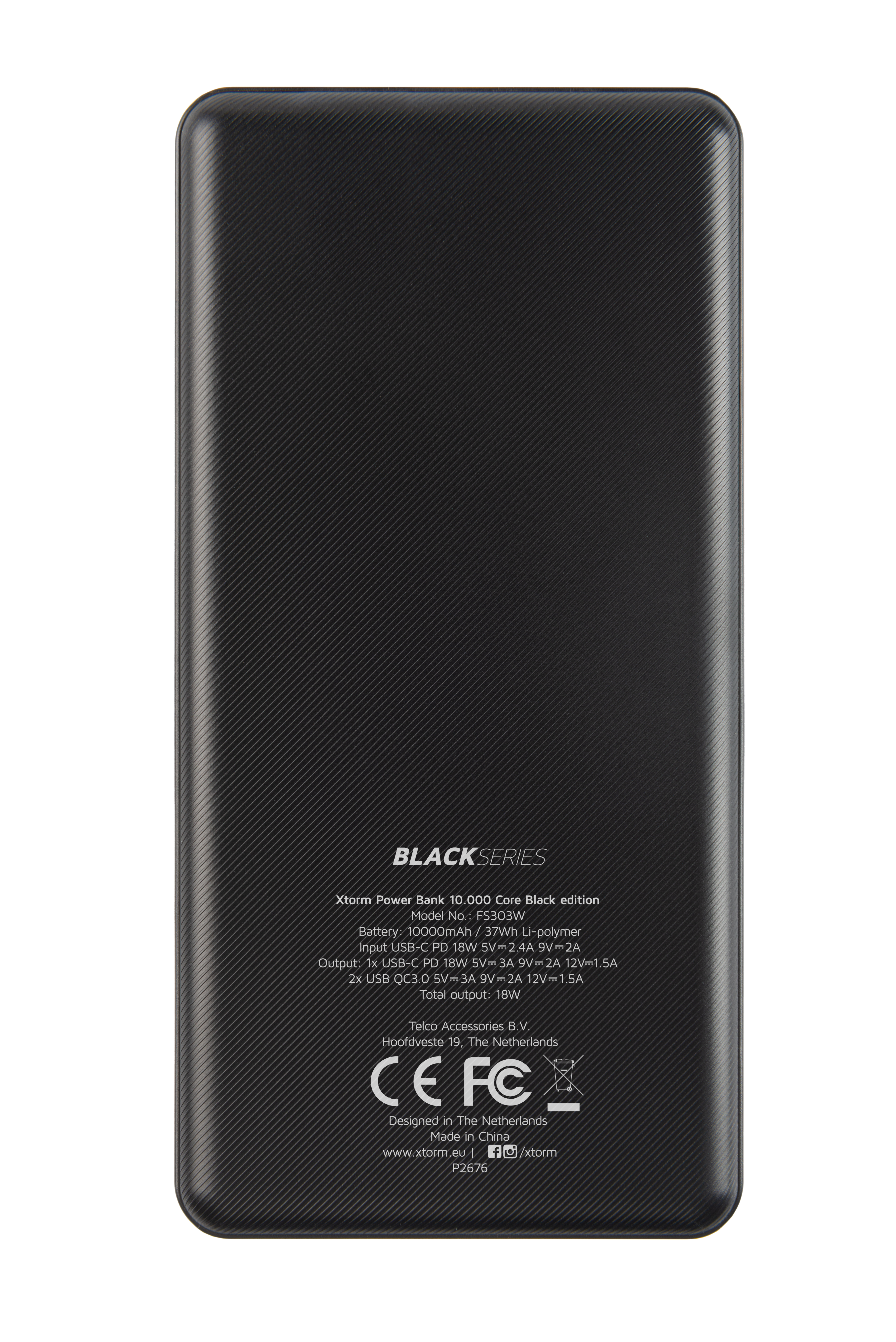 Schwarze Powerbank mit Text. Merkmale: gerippte Textur und schwarze Oberfläche mit Spezifikationen.