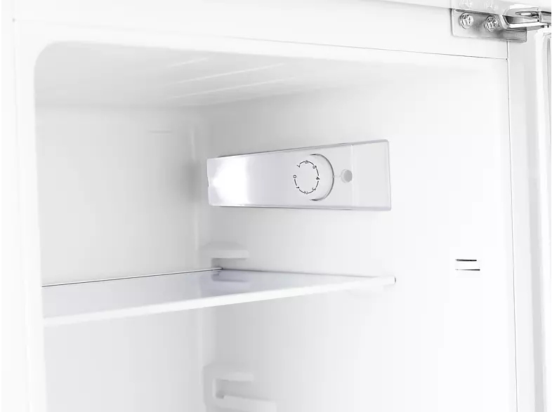 Intérieur d'un réfrigérateur blanc, avec un panneau de commande et une étagère visibles.