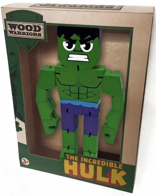 Houten Hulk actiefiguur in een doos, met een groen lichaam en paarse shorts.