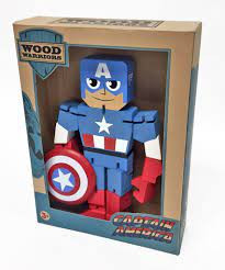 Captain America-speelgoed in een kartonnen doos met het Wood Warriors-logo.
