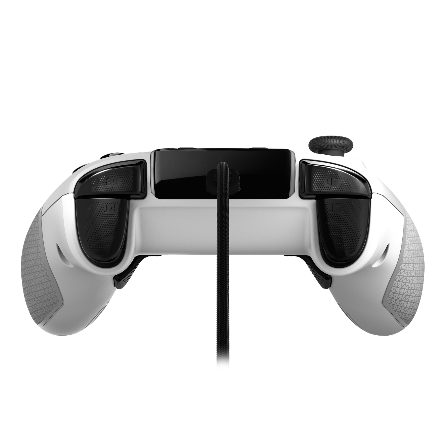 Wit en zwarte gamecontroller, met een snoer, tegen een zwarte achtergrond.