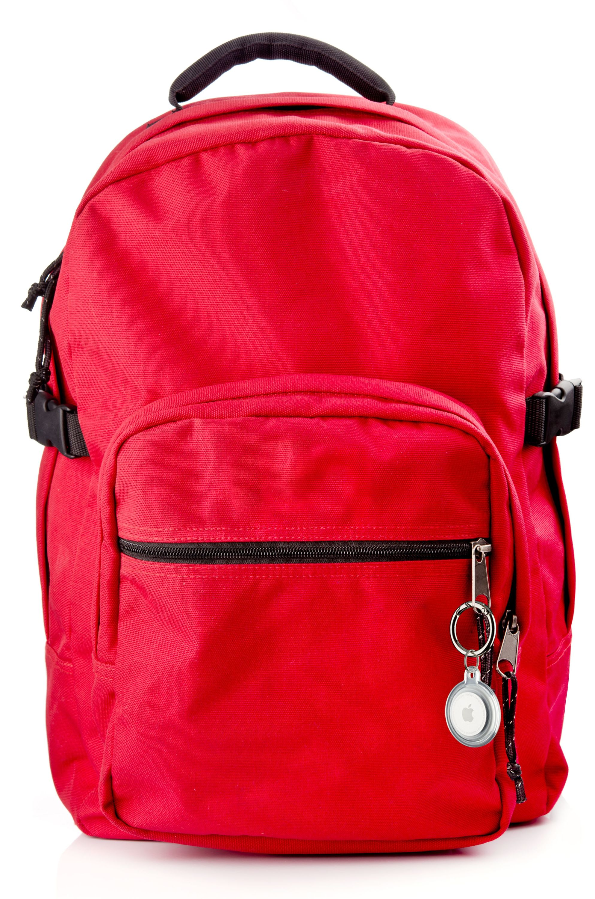 Roter Rucksack mit schwarzen Trägern und kleiner Tasche. Ein Apple AirTag ist am Reißverschluss befestigt.