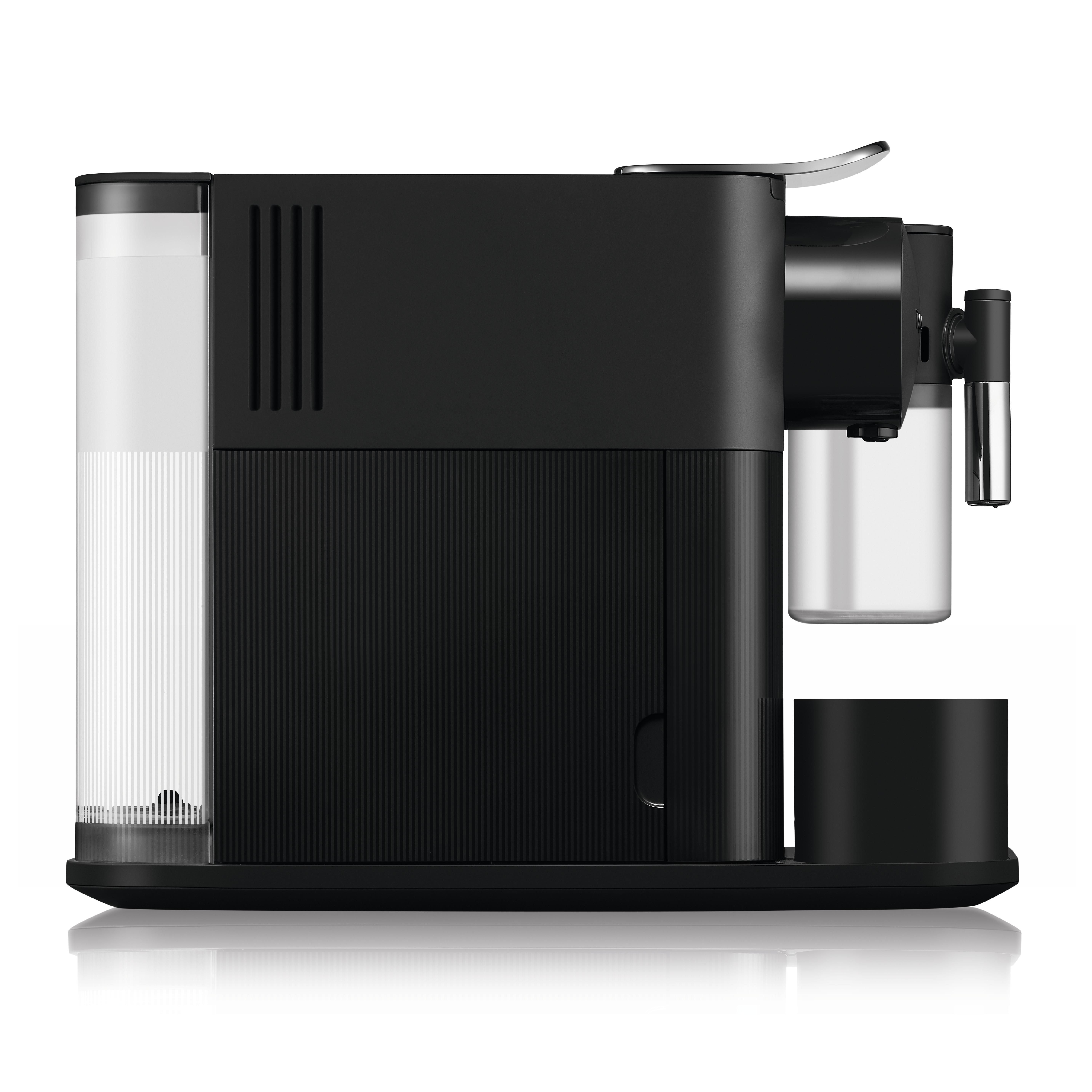 Schwarze Kaffeemaschine. Wassertank an der Seite, Tassenständer unten. Weißer Hintergrund.