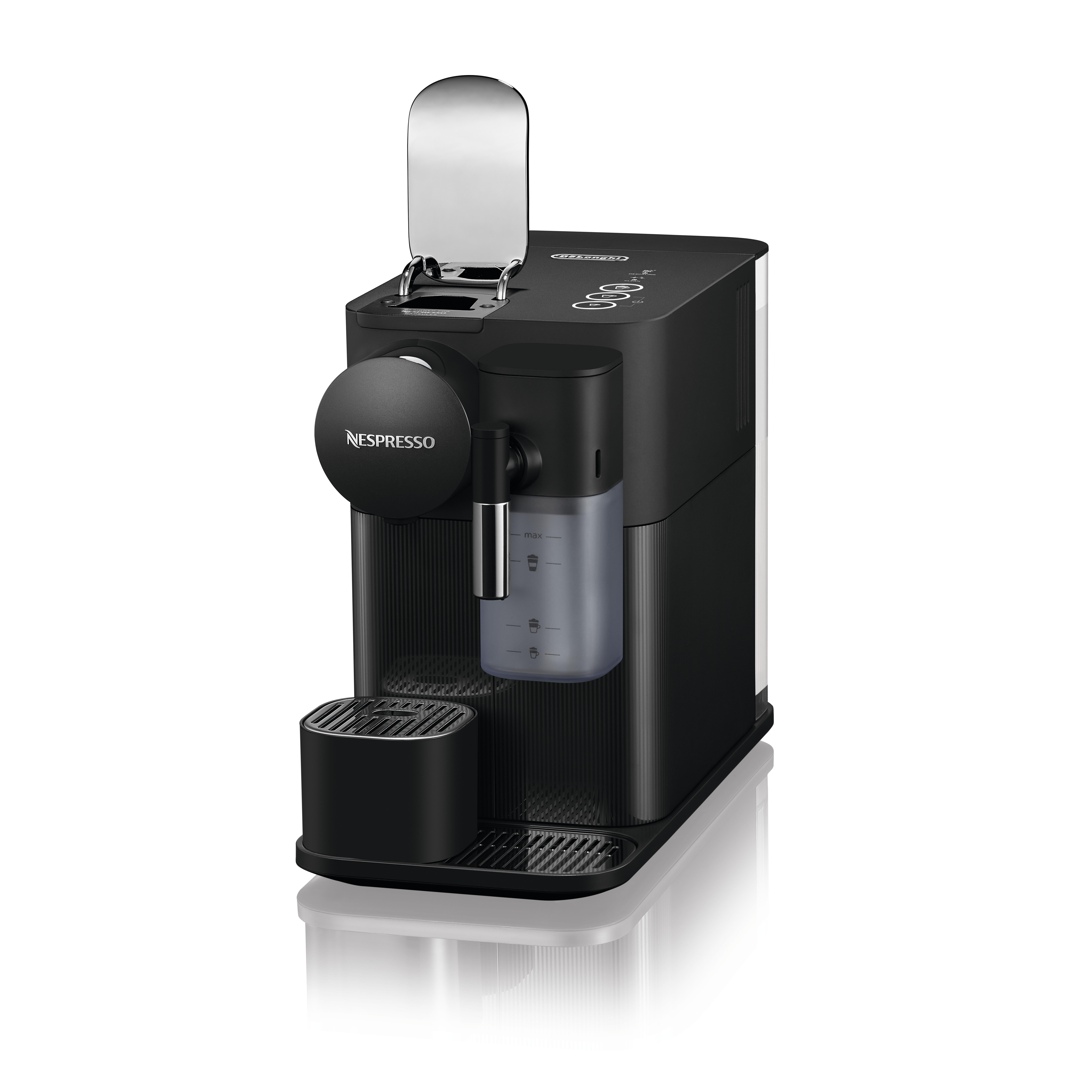 Schwarze Nespresso-Kaffeemaschine. Hat Wassertank und Nespresso-Logo.