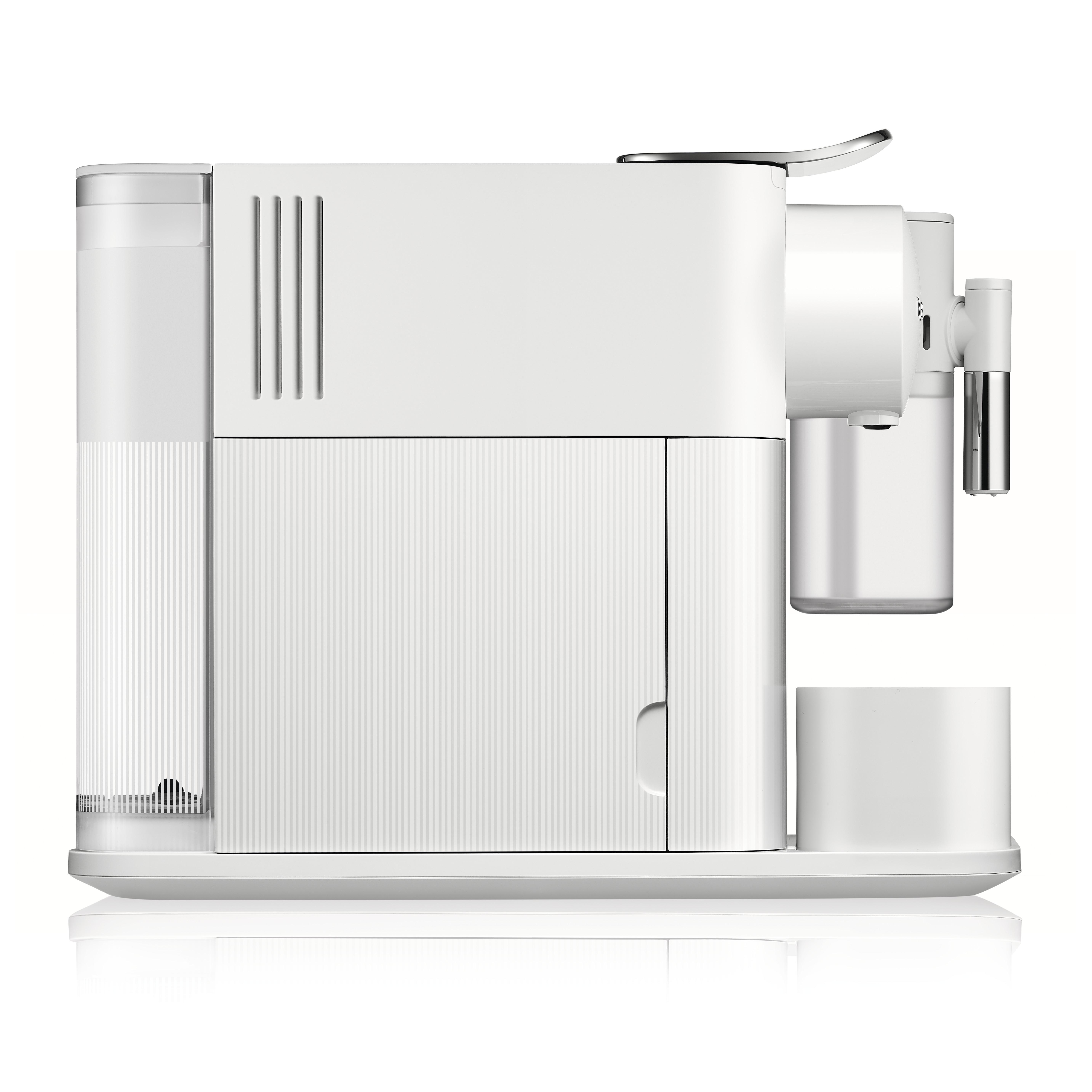 Weiße Kaffeemaschine mit Wassertank, Kaffeeausgabe und Tassenplattform.