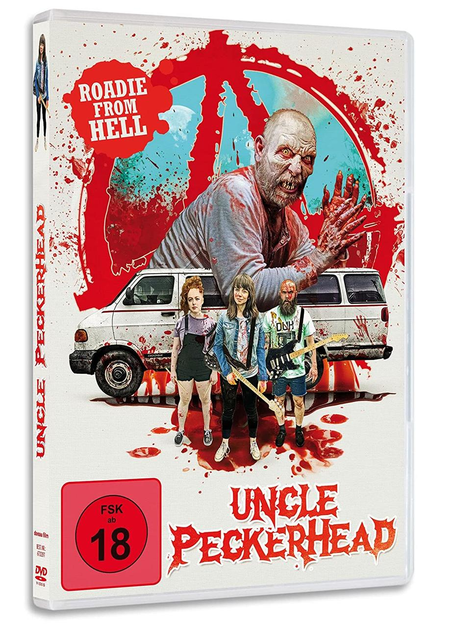 DVD-Cover. Ein Zombie und Bandmitglieder stehen vor einem Van. Roter Blutspritzer und Text sind sichtbar.