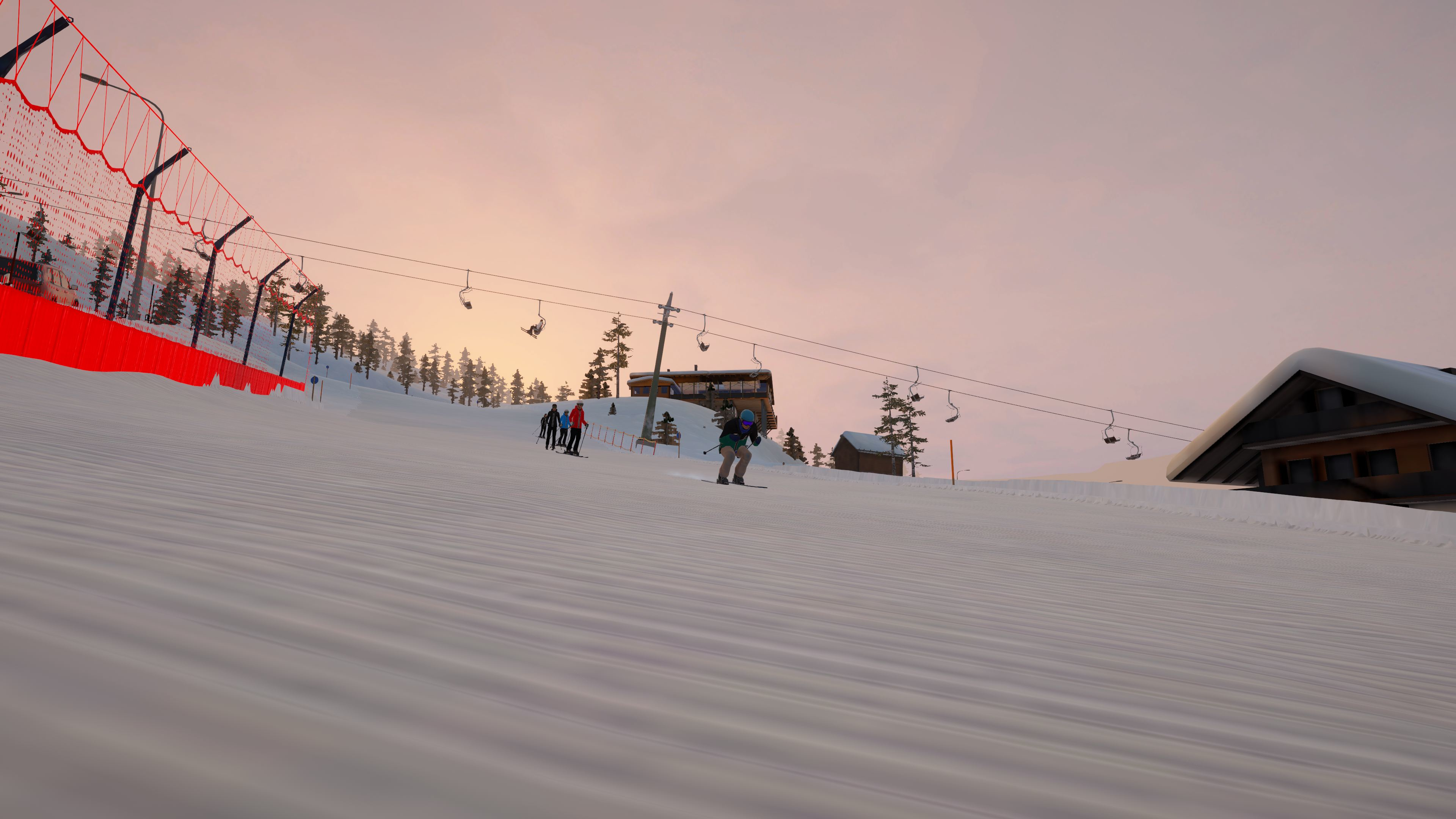 Leute, die eine verschneite Piste hinunterfahren, mit Skilift und Lodge im Hintergrund.