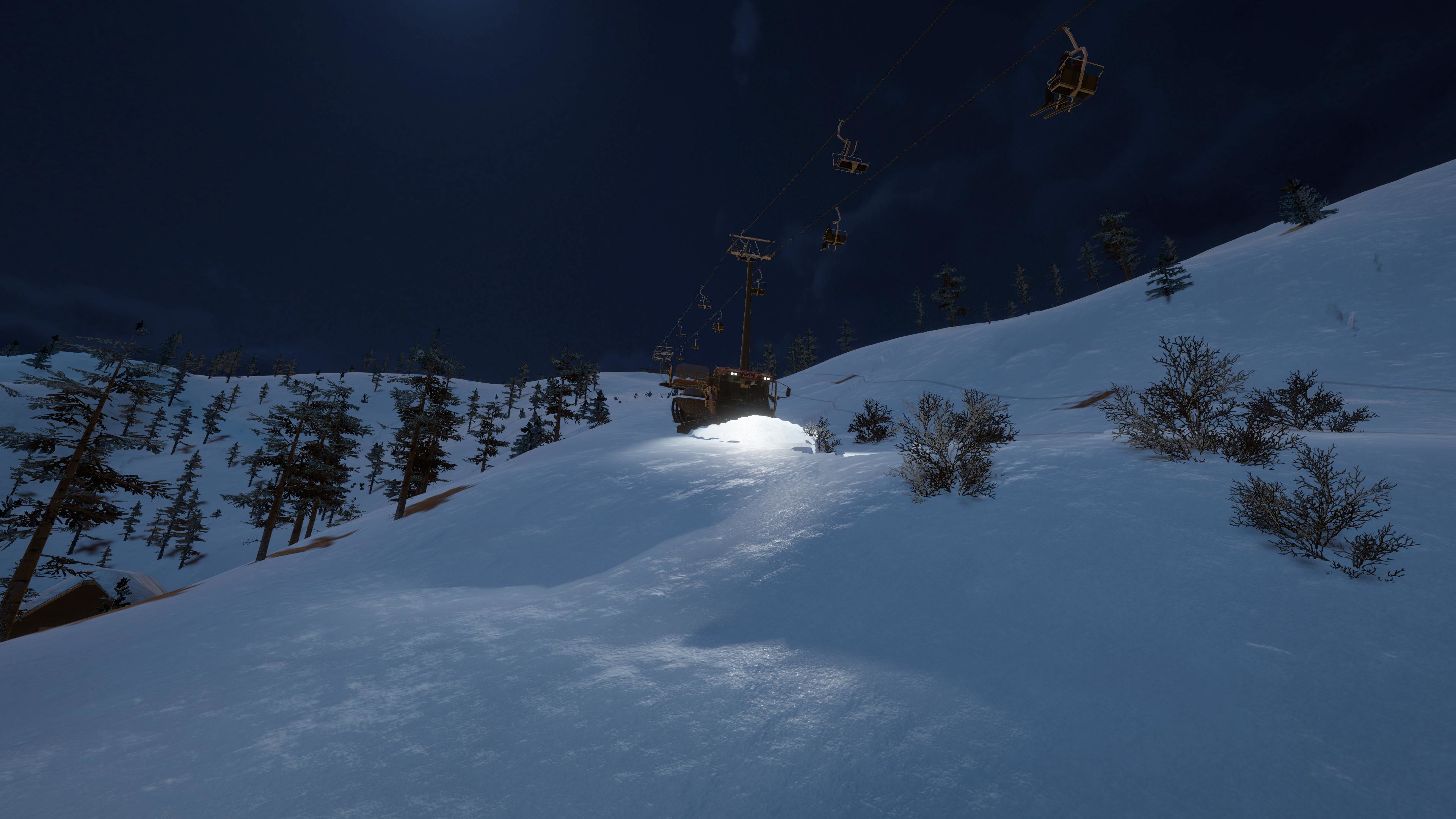 Nachtansicht einer Skipiste mit Sesselliften, schneebedeckten Hügeln und dunklem Himmel.