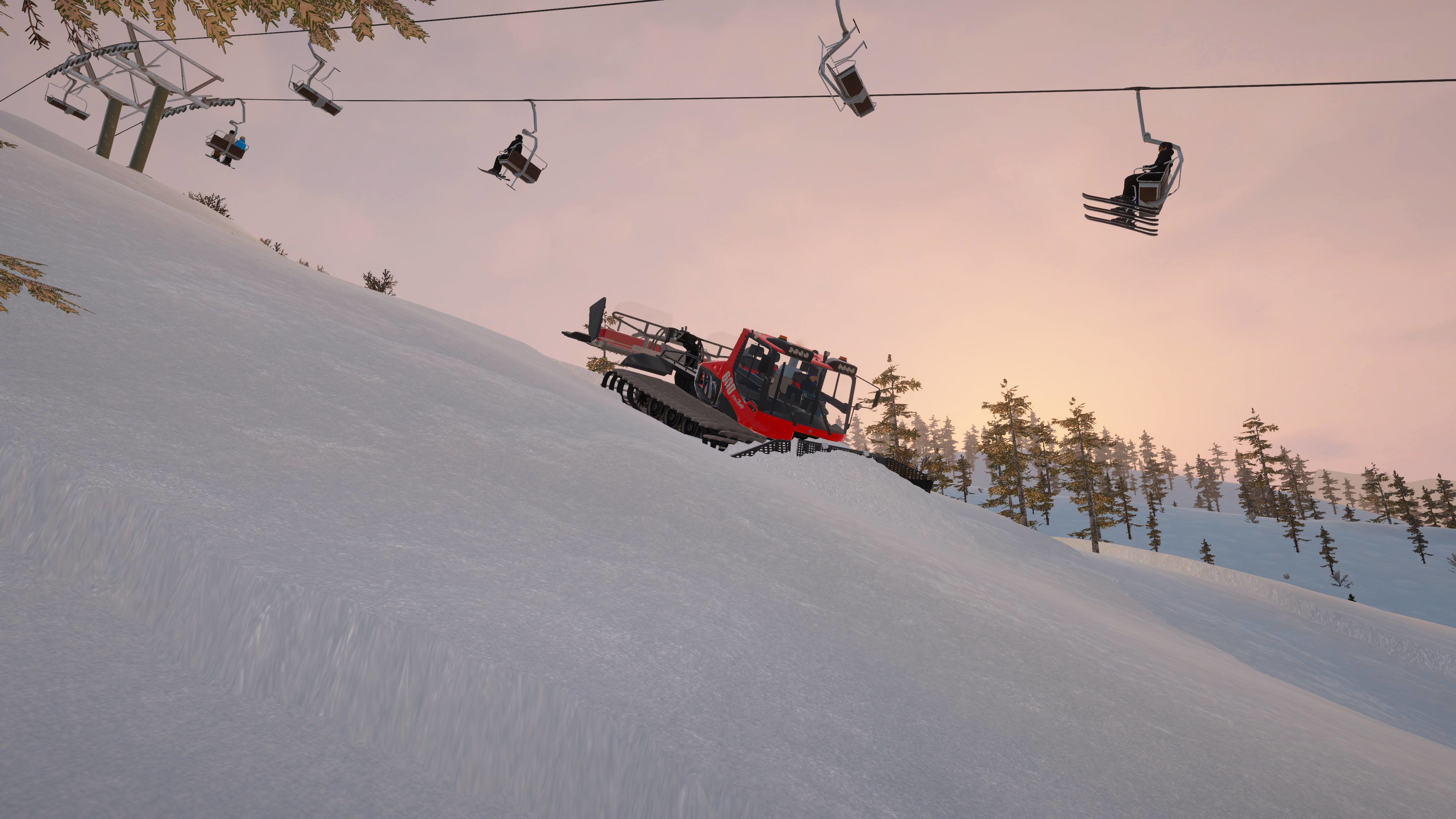 Pistenraupe auf einer verschneiten Skipiste, Bäume und Skilifte im Hintergrund, Sonnenuntergang.